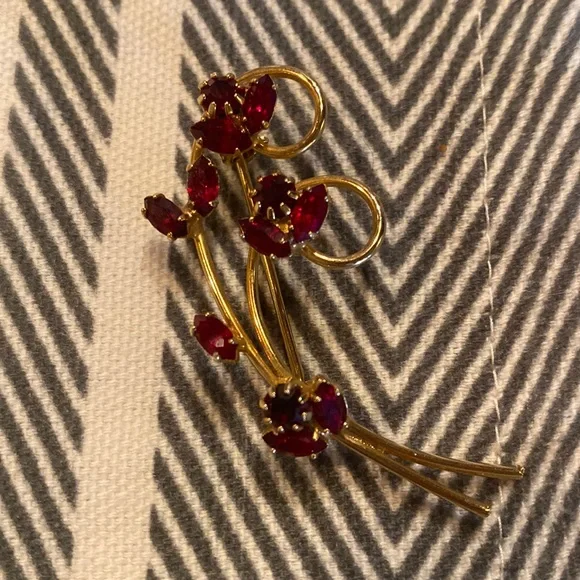 Vintage gold pin with red stones - Picture 2 of 4